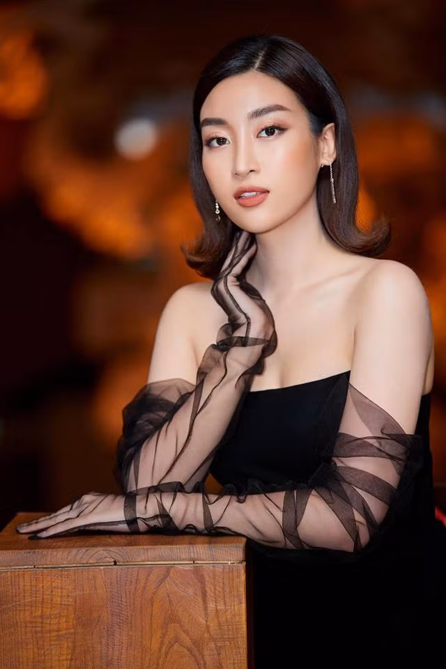 Trái với nhiều người đẹp tham gia cuộc thi nhan sắc để bước vào showbiz, Đỗ Mỹ Linh chọn cách đầu quân cho VTV làm biên tập viên.