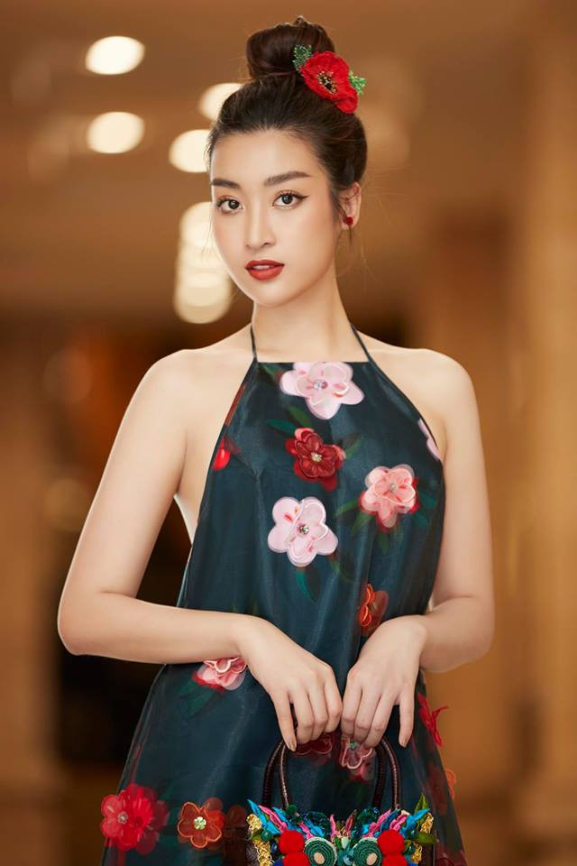 Kết thúc nhiệm kỳ hoa hậu, Đỗ Mỹ Linh cũng nhận bằng tốt nghiệp trường đại học thuộc hàng danh tiếng.