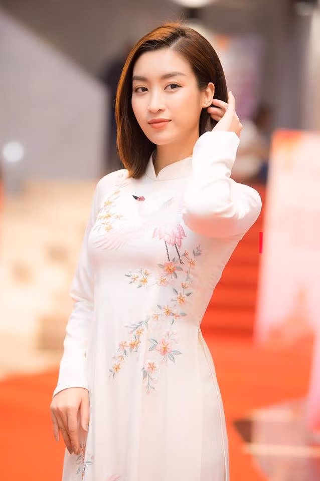 Đặc biệt, chính BTV Ngọc Trinh - chị gái của Bảo Hưng là người chủ động liên hệ, đề nghị Mỹ Linh về làm việc tại VTV24.