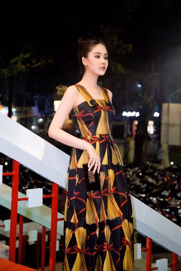 Bộ đầm của Ngân Anh đến từ thương hiệu Dolce&amp;Gabbana có giá 3.495 USD (tương đương 81 triệu đồng), giày ánh kim Gucci 1.000 USD (khoảng hơn 22 triệu đồng).