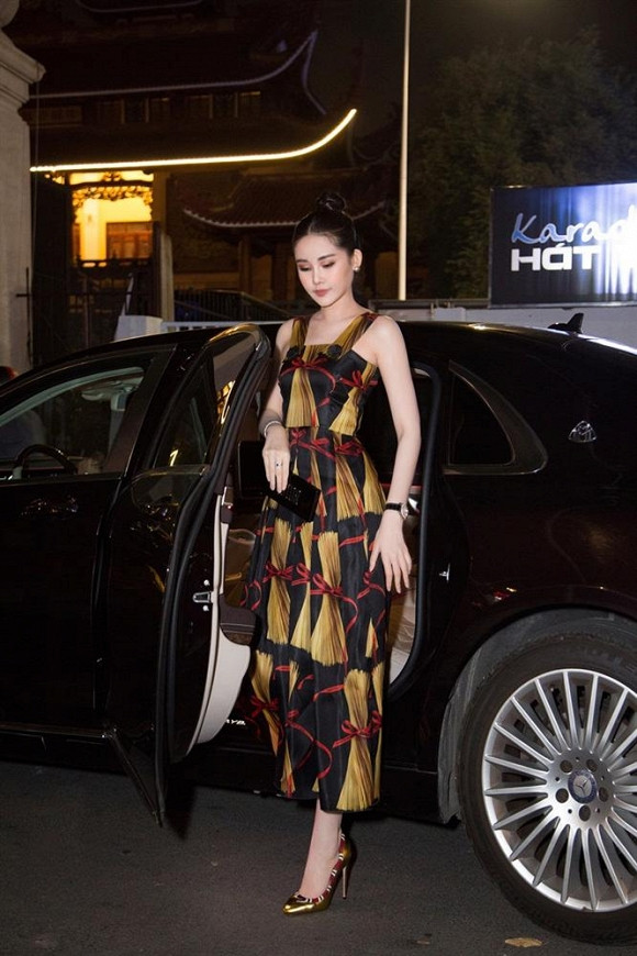 Nàng Hậu chọn bộ váy trẻ trung cùng kiểu tóc búi gọn gàng.