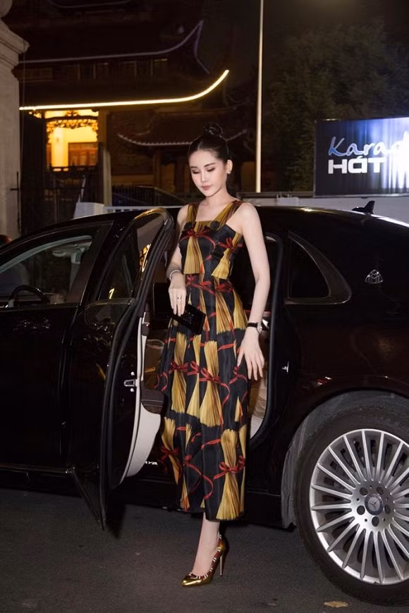 Nàng Hậu chọn bộ váy trẻ trung cùng kiểu tóc búi gọn gàng.