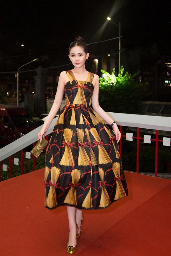 Thế nhưng, tổng set đồ của Lê Âu Ngân Anh có giá lên đến 600 triệu.