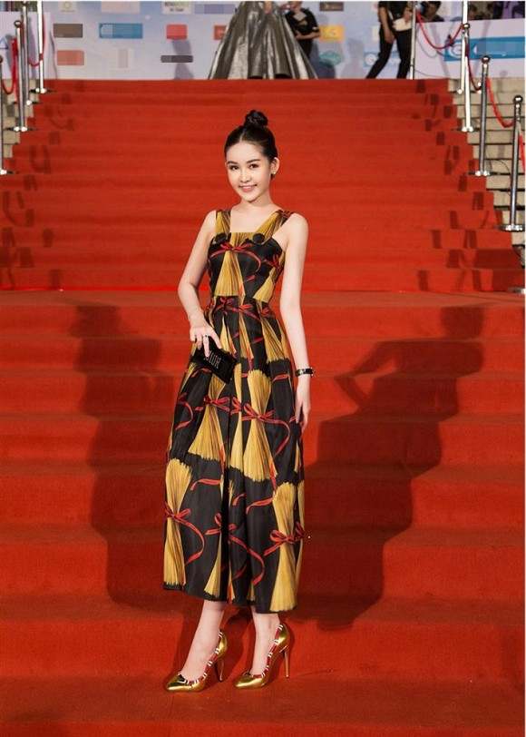 Người đẹp diện set đồ hơn nửa tỷ khiến ai cũng ngẩn ngơ.