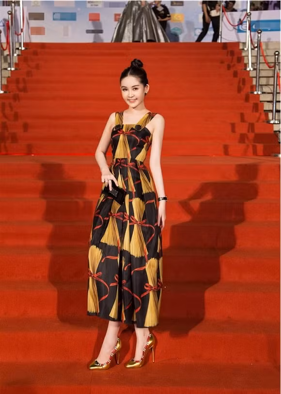 Người đẹp diện set đồ hơn nửa tỷ khiến ai cũng ngẩn ngơ.