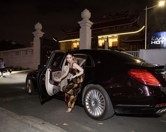 Le Au Ngan Anh sang chanh voi set do hon nua ty gay soc