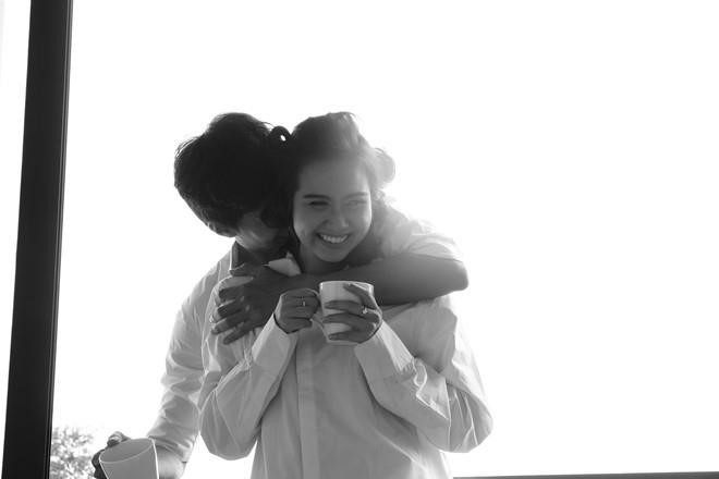 Hiện tại, cô và chồng cũ phân chia thời gian ở cùng và chăm sóc con. "Thời điểm chúng tôi ly hôn, con tôi còn bé. Do đó, con chỉ biết 2 bố mẹ không ở cùng nhau chứ chưa biết đặt câu hỏi tại sao. Gần một năm sau, con có hỏi rằng tại sao 2 người không cùng đón con đi học về. Tôi giải thích là do lịch làm việc của mỗi người khác nhau", cô chia sẻ. Ảnh: Hoàn Khang.