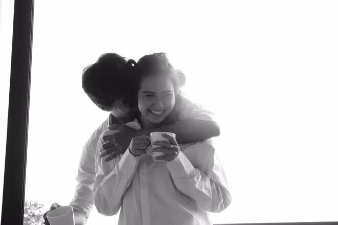 Hiện tại, cô và chồng cũ phân chia thời gian ở cùng và chăm sóc con. "Thời điểm chúng tôi ly hôn, con tôi còn bé. Do đó, con chỉ biết 2 bố mẹ không ở cùng nhau chứ chưa biết đặt câu hỏi tại sao. Gần một năm sau, con có hỏi rằng tại sao 2 người không cùng đón con đi học về. Tôi giải thích là do lịch làm việc của mỗi người khác nhau", cô chia sẻ. Ảnh: Hoàn Khang.