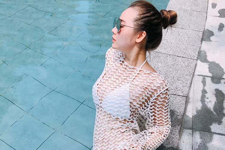 Diễn viên Huyền Lizzie sau ly hôn ngày càng gợi cảm. Những hình ảnh sexy do cô đăng tải luôn khiến người hâm mộ rôm rả bình luận. Hiện tại, nữ diễn viên muốn tập trung cho công việc. Cô cho rằng bản thân phải có kinh tế vững vàng để chăm lo cho con trai.