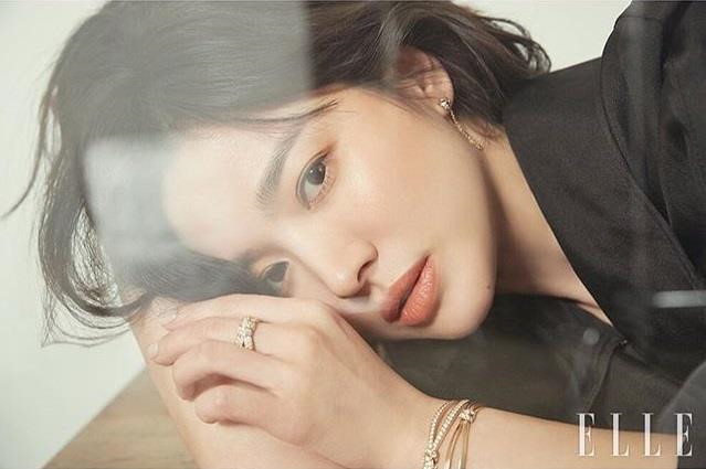 Giữa tâm bão ly hôn, bài phỏng vấn của Song Hye Kyo trên tạp chí Elle được tung ra. Cô tâm sự bản thân không bao giờ nuối tiếc hay muốn thay đổi quá khứ.