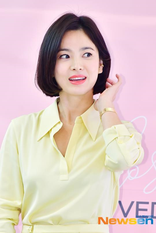 Giữa tháng 4, Song Hye Kyo tham gia một hoạt động quảng cáo được tổ chức tại Seoul (Hàn Quốc). Cô được khen vẫn trẻ đẹp ở tuổi 38. Nữ diễn viên từ chối đưa ra bình luận liên quan đến cuộc sống cá nhân.