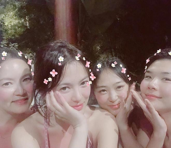 Đầu tháng 4, trợ lý của Song Hye Kyo chia sẻ loạt ảnh nữ diễn viên vui vẻ trong bữa tiệc nhỏ cùng những người bạn thân tại Thái Lan. Cô vẫn tỏ ra bình thản, tận hưởng kỳ nghỉ dù không có Song Joong Ki bên cạnh. Lúc này, công ty quản lý của hai nghệ sĩ vẫn phủ nhận tin hôn nhân rạn nứt.