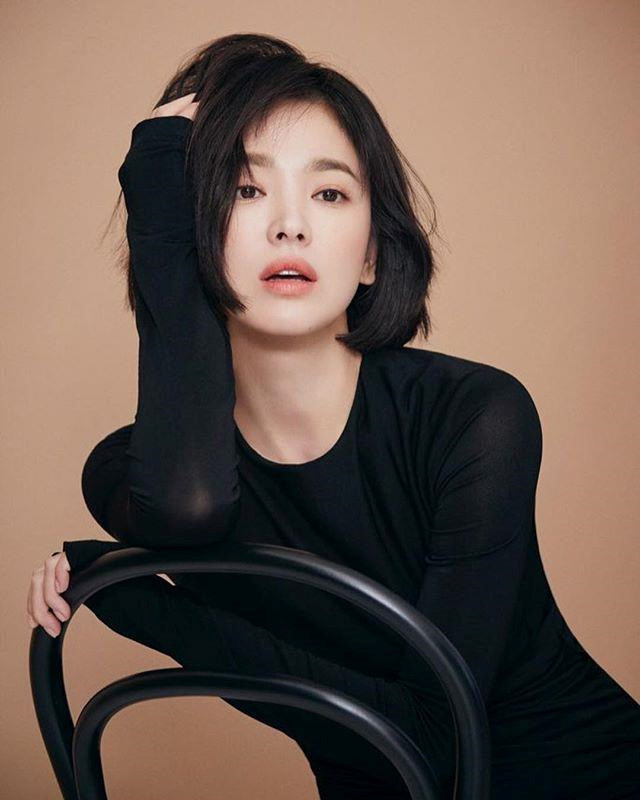 Song Hye Kyo là nghệ sĩ hoạt động không thường xuyên trên mạng xã hội. Vì thế, suốt thời gian tin đồn ly hôn nổ ra, cô không chia sẻ bất cứ thông tin nào mang tính ám chỉ. Nhưng từ cuối năm 2018, người đẹp chủ yếu đăng ảnh một mình, không có bất cứ sự tương tác nào với Song Joong Ki. Ngày 27/6, Song - Song chính thức công khai ly hôn, khép lại chuyện tình đẹp bước ra từ màn ảnh.