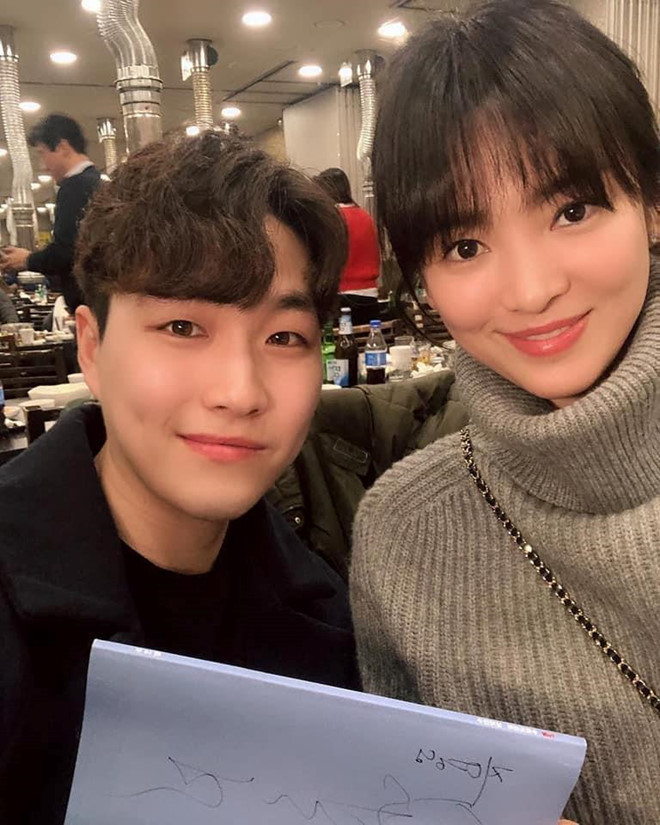 Vào cuối tháng 1, Song Hye Kyo mặc giản dị, tham gia buổi tiệc mừng cùng đoàn phim Encounter. Đây là tác phẩm đánh dấu sự trở lại của Song Hye Kyo sau thành công quá lớn của Hậu duệ mặt trời và cũng là phim đầu tiên cô đóng sau khi kết hôn với Song Joong Ki. Lúc này, tin đồn ly hôn chưa rộ lên.