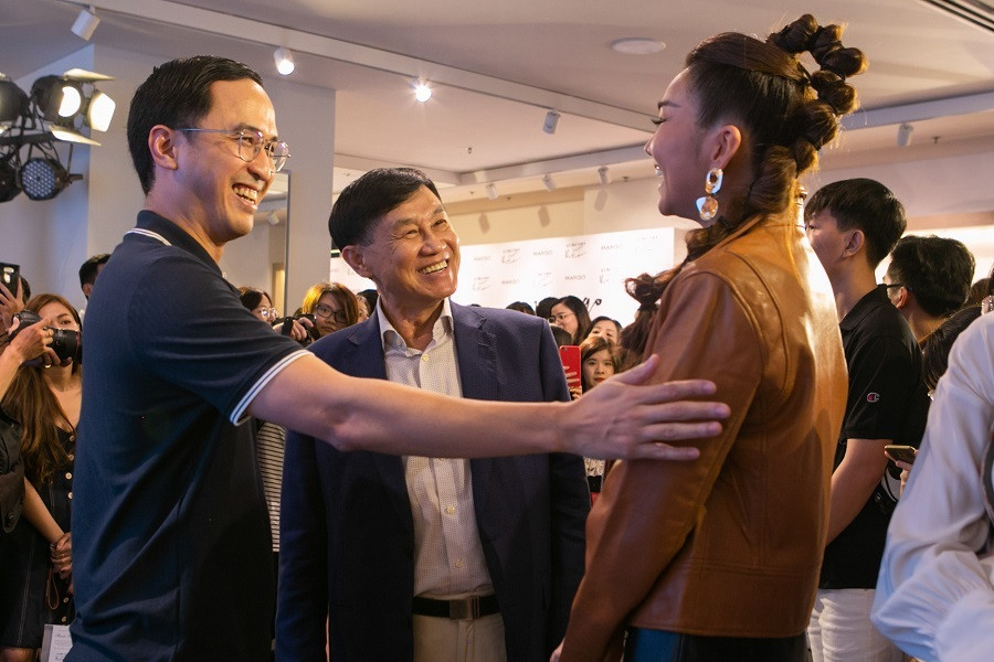 Ngoài Thanh Hằng, ông xã của Tăng Thanh Hà – Louis Nguyễn, cùng cha là doanh nhân Johnathan Hạnh Nguyễn cũng có mặt tại sự kiện. Họ vui vẻ chụp ảnh, trò chuyện cùng nhau và chúc mừng cho vai trò mới của nữ siêu mẫu đình đám.