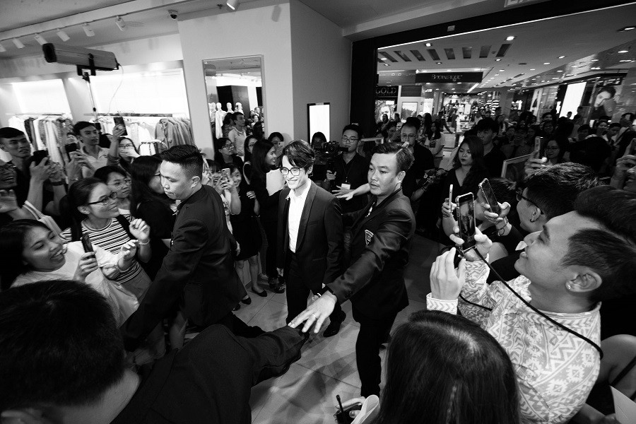 Sự kiện còn có sự tham gia của Hà Anh Tuấn. Anh cũng là tâm điểm của sự kiện khi thu hút đám đông ngay vừa mới xuất hiện, hàng trăm người hâm mộ hò reo cổ vũ.