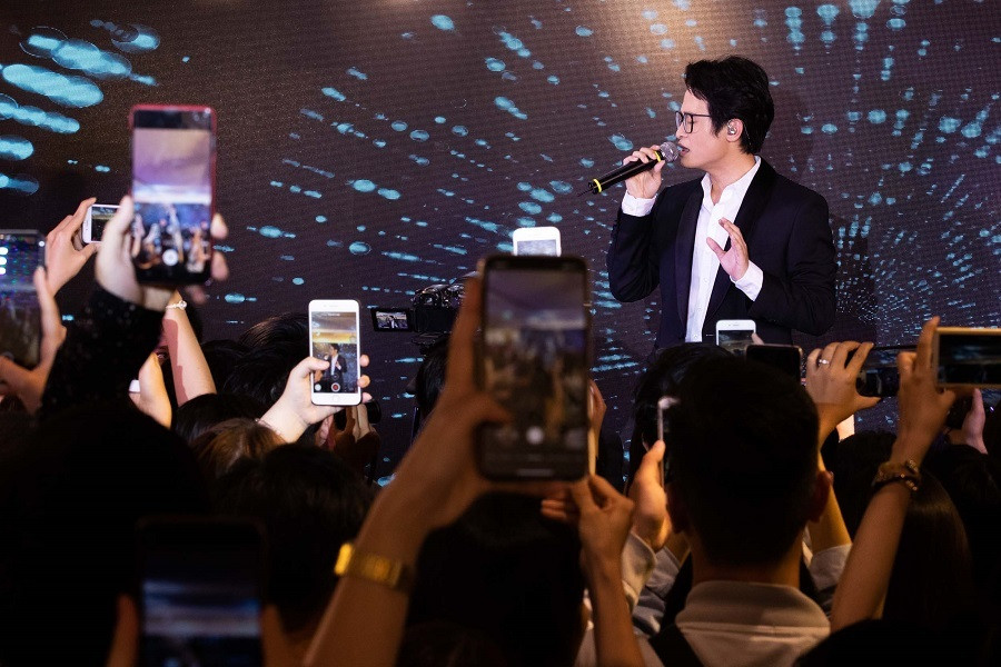 Hà Anh Tuấn khuấy động sân khấu với các ca khúc: Người con gái ta thương, Nuối tiếc, Tháng tư là lời nói dối của em.