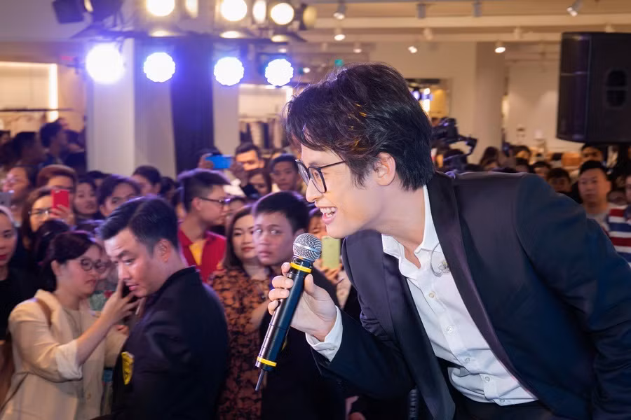 Hà Anh Tuấn giao lưu cùng người hâm mộ.