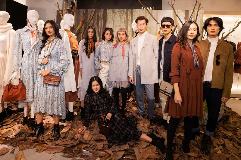 Quỳnh Anh, Tuyết Như The Face cùng dàn người mẫu lần lượt trình diễn các items nổi bật dưới sự tán dương của khách mời.