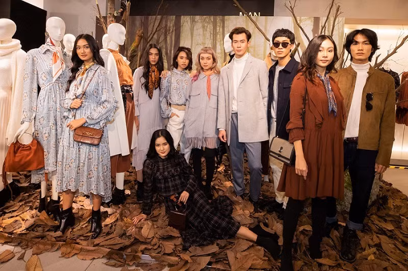 Quỳnh Anh, Tuyết Như The Face cùng dàn người mẫu lần lượt trình diễn các items nổi bật dưới sự tán dương của khách mời.