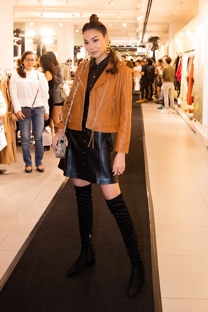 Xuất hiện với tư cách là đại diện đầu tiên của nhãn hàng tại Việt Nam, Thanh Hằng xuất hiện sành điệu khi chọn cho mình chiếc đầm da cá tính kết hợp cùng áo khoác thời thượng.