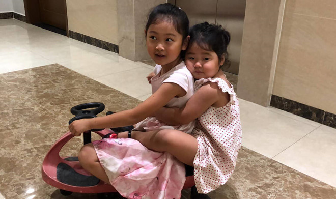 Hương Giang kể chăm hai con gái khá dễ chịu vì Tiểu Panda và Polar đều ăn uống, ngủ nghỉ ngoan. Riêng bé Polar từ lúc hơn một tuổi có thể ăn được nhiều món như mì, cơm, xôi, chè.