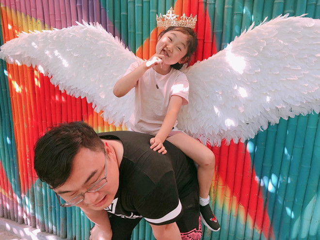 Trong những bức ảnh Hương Giang chia sẻ, có thể thấy ông xã cô luôn chiều chuộng vợ và hai con. Anh dẫn cho đi chơi tuyết ở Trung Quốc, đạp xe chở hai con...