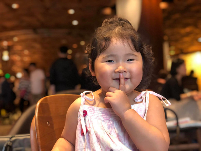 Vẻ mũm mĩm, đáng yêu của Polar. Cô bé 3 tuổi sở hữu mái tóc xoăn, đôi mắt một mí và khuôn miệng tươi tắn.