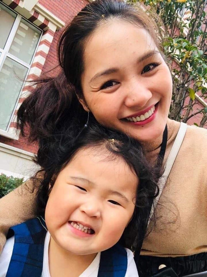 Cũng như chị gái Tiểu Panda, Polar được học tiếng Anh và Trung khi mới 3 tuổi. Hoa hậu quê Hải Dương cho biết cô đọc nhiều sách về cách dạy con trên thế giới. Cô cảm thấy may mắn khi hai con gái đều ngoan ngoãn và thông minh.