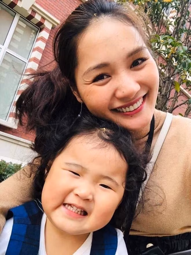 Cũng như chị gái Tiểu Panda, Polar được học tiếng Anh và Trung khi mới 3 tuổi. Hoa hậu quê Hải Dương cho biết cô đọc nhiều sách về cách dạy con trên thế giới. Cô cảm thấy may mắn khi hai con gái đều ngoan ngoãn và thông minh.