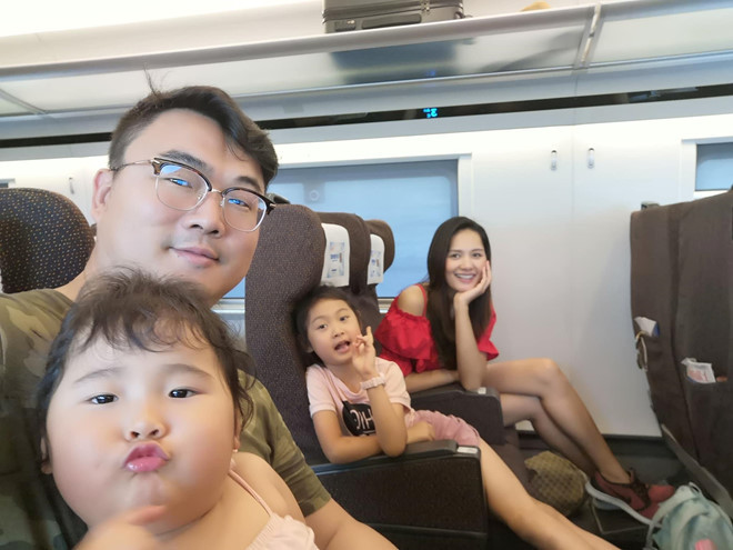 Không xuất hiện với hình ảnh sang chảnh nhưng Hương Giang được mọi người yêu thích bởi hình ảnh gia đình ngọt ngào, hạnh phúc với hai con gái đáng yêu. Bé Tiểu Panda năm nay đã lên 9 tuổi, Polar 3 tuổi. Cả hai cô bé đều sở hữu gương mặt bầu bĩnh, mắt một mí giống ba và đôi chân dài của mẹ.