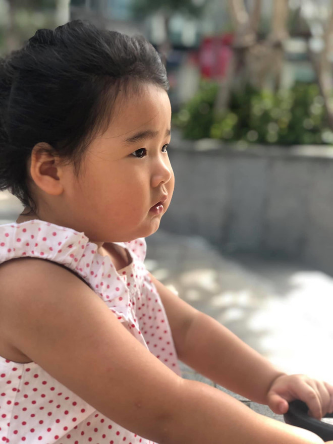 Sinh ra trong gia đình có điều kiện, ba mẹ cưng chiều nhưng cả Polar và Tiểu Panda đều có ý thức học từ nhỏ. Hương Giang tự hào khi hai bé biết tự dọn dẹp sau khi chơi đồ chơi, thích đọc sách, tự giác học...