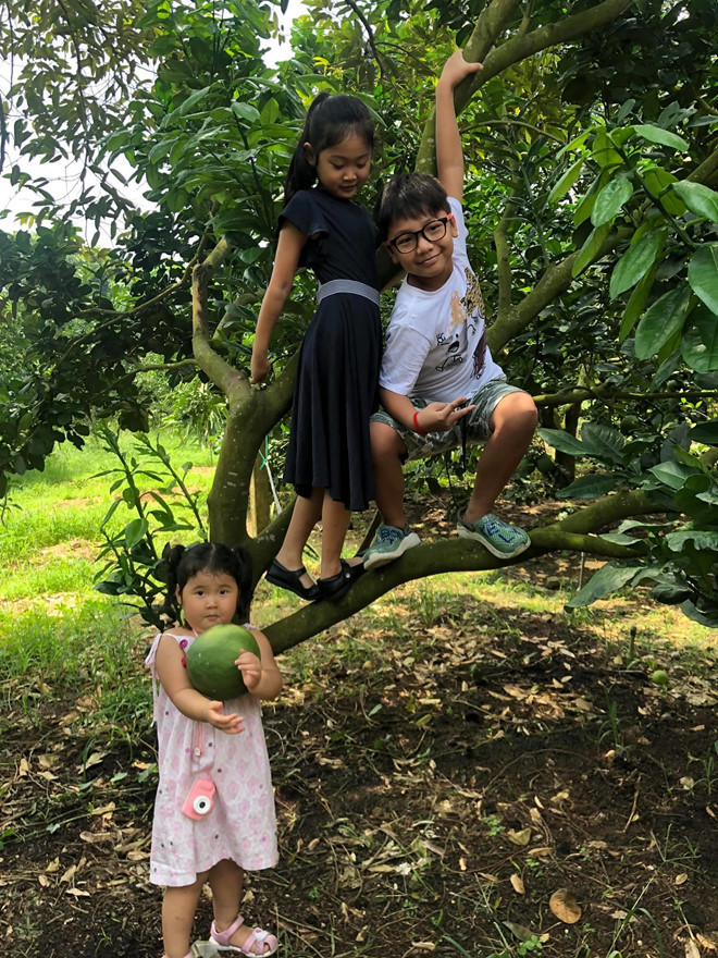 Do cha làm trong ngành hàng không, thường xuyên đi công tác nước ngoài nên hai cô bé thường được đưa theo. Nhờ đó, cả hai con gái của Hương Giang rất dạn dĩ, nhanh nhẹn. Trong mỗi chuyến đi nước ngoài hay về quê, Hương Giang cho hay đều khuyến khích con leo trèo, tự khám phá thế giới.