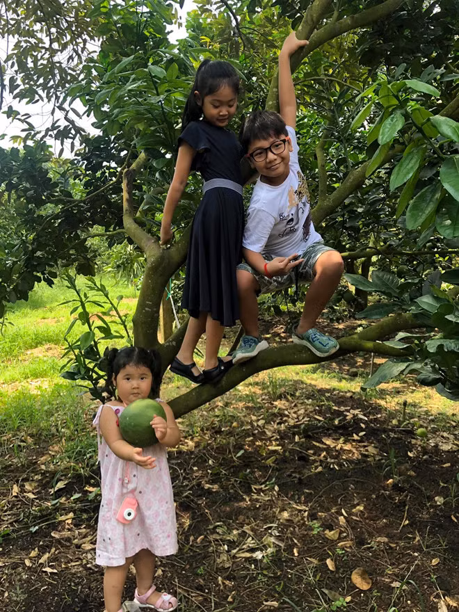 Do cha làm trong ngành hàng không, thường xuyên đi công tác nước ngoài nên hai cô bé thường được đưa theo. Nhờ đó, cả hai con gái của Hương Giang rất dạn dĩ, nhanh nhẹn. Trong mỗi chuyến đi nước ngoài hay về quê, Hương Giang cho hay đều khuyến khích con leo trèo, tự khám phá thế giới.
