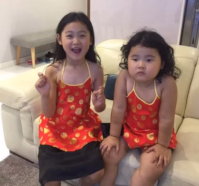 Hoa hậu cho hay bé Polar là bản sao của chị gái Tiểu Panda lúc nhỏ - ăn ngoan, ngủ tốt và hay cười. Cả hai cô bé đều nhanh nhẹn, hoạt bát và lém lỉnh. Cô bảo chỉ cần nhìn và nghe hai con nói đã cảm thấy mệt mỏi tan biến.