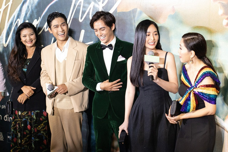 Trong phim "Thưa mẹ con đi", Hồng Đào đảm nhận vai mẹ của Văn. Đây là vai diễn mang đến nhiều cảm xúc cho khán giả.