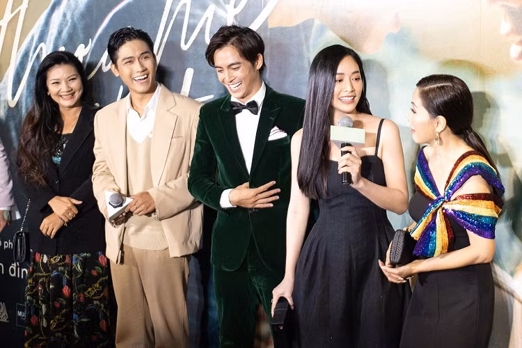 Trong phim "Thưa mẹ con đi", Hồng Đào đảm nhận vai mẹ của Văn. Đây là vai diễn mang đến nhiều cảm xúc cho khán giả.