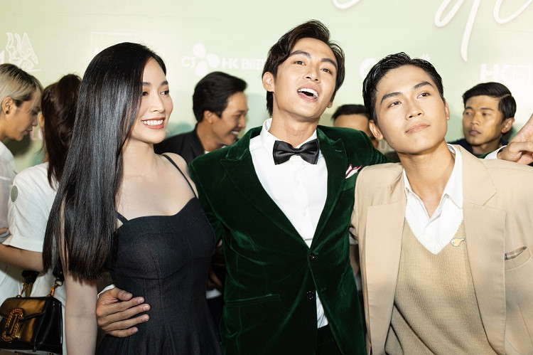 Phim "Thưa mẹ con đi" xoay quanh Văn (Lãnh Thanh đóng) và bạn trai Việt kiều là Ian (Võ Điền Gia Huy đóng). Cùng nhau trải qua những ngày ngọt ngào ở quê, cặp đôi cũng phải đối mặt với việc thú nhận tình yêu đồng tính của mình với mẹ và gia đình.