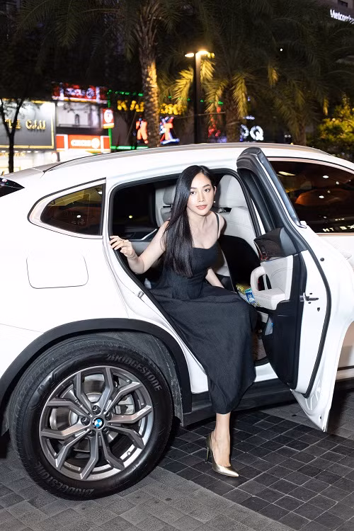 Tại buổi công chiếu phim mới, Mai Thanh Hà cũng “chơi lớn” khi xuất hiện cùng chiếc ô tô mới dòng BMW X4, trị giá trên 3 tỷ đồng.