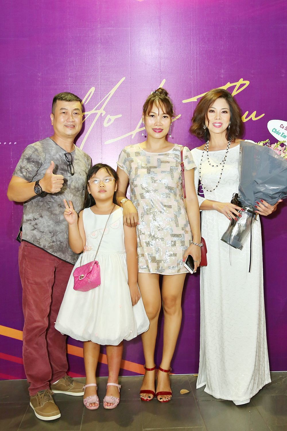 Chồng cũ ca sĩ Hồng Ngọc - nhạc sĩ Minh Nhiên cùng vợ và con đến ủng hộ Hồ Lệ Thu lần đầu làm đêm nhạc sau 18 năm xa quê hương.