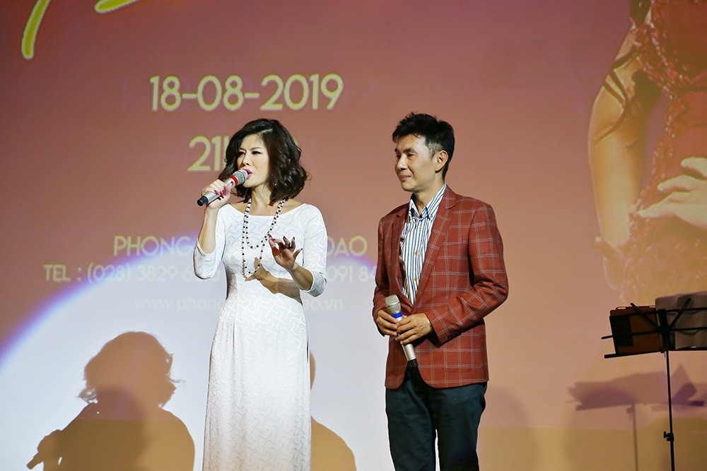 Ca sĩ Đoan Trường được mời làm MC cho chương trình lần này. Anh gửi lời chúc đến Hồ Lệ Thu, mong cô sẽ có nhiều sản phẩm nghệ thuật tốt trong tương lai.