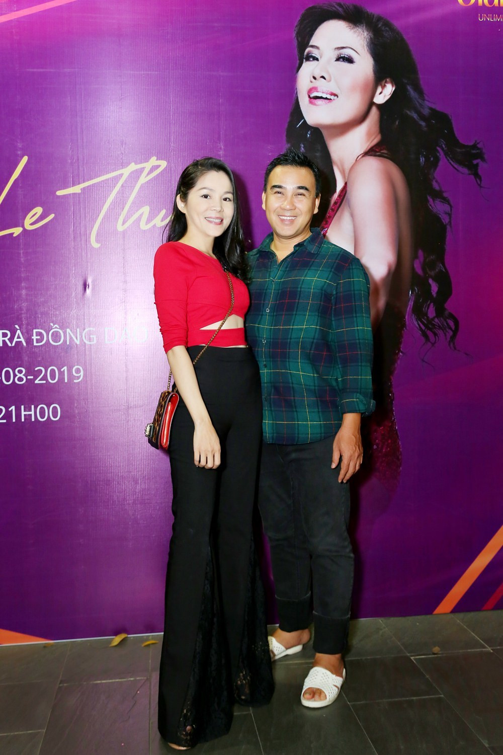 Trái ngược với chồng, Dạ Thảo sành điệu với áo croptop màu đỏ, kết hợp cùng quần cạp cao, giúp khoe vẻ đẹp trẻ trung. Vợ chồng Quyền Linh luôn thể hiện tình cảm trước ống kính.