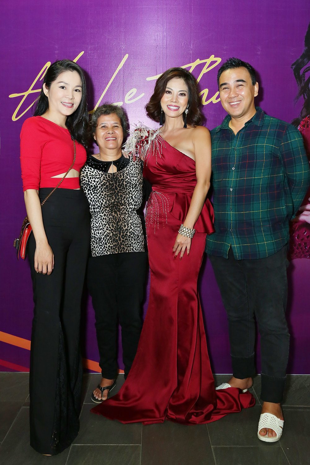  MC Quyền Linh đến dự sự kiện cùng mẹ và vợ với tư cách là khán giả. Nam MC xuất hiện với hình ảnh giản dị thường thấy bên đôi dép tổ ong. Mẹ của Quyền Linh hiếm hoi xuất hiện cùng con trai trước truyền thông. Bà cũng ăn mặc giản dị giống với Quyền Linh.