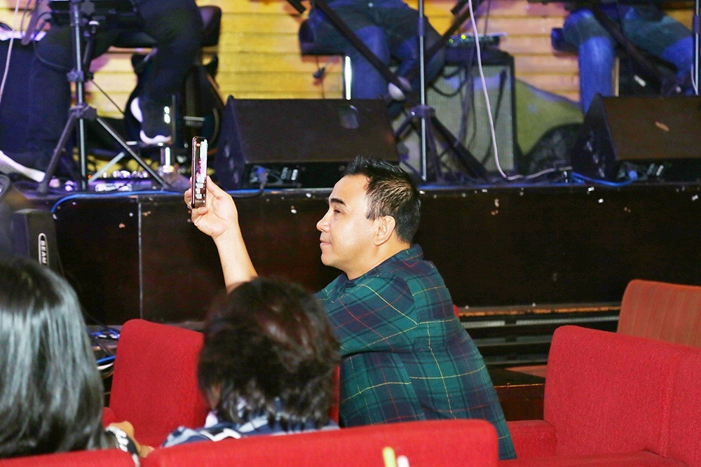 Dù buổi sáng còn bận lịch quay gameshow nhưng MC Quyền Linh vẫn ở lại đến hết chương trình vào lúc nửa đêm. Xuyên suốt đêm nhạc anh luôn cầm điện thoại livestream phần biểu diễn của Hồ Lệ Thu.