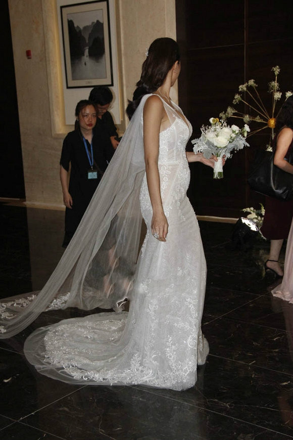 MC Phuong Mai lo vong 2 to bat thuong trong ngay cuoi-Hinh-2