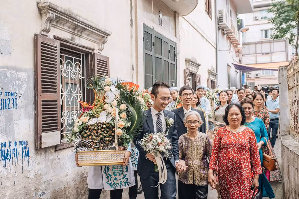 Chồng tương lai của nữ MC Phí Linh hiện đang là Phó trưởng phòng VTV4. Dù còn khá trẻ nhưng anh được giao đảm nhiệm khá nhiều công việc quan trọng ở Đài truyền hình Việt Nam.