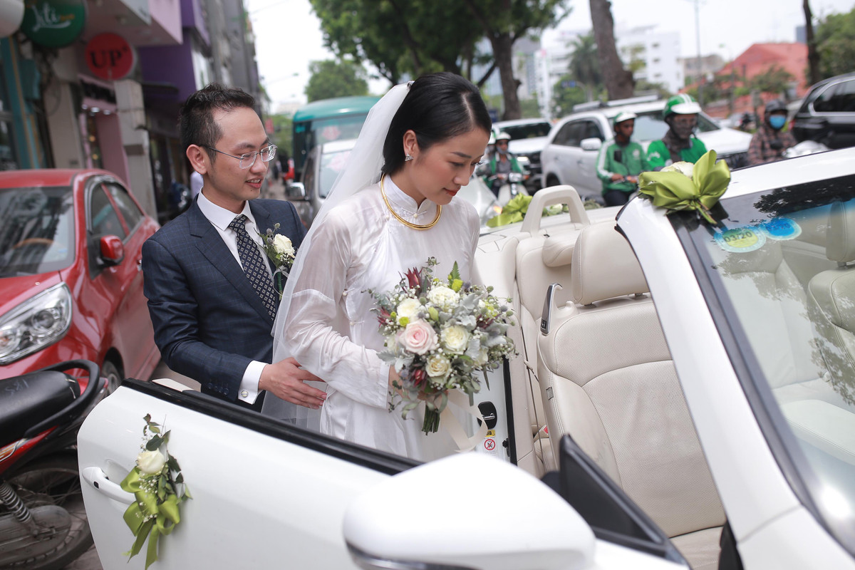 Sau lễ tại nhà gái, cặp đôi lên xe về Nam Định quê chú rể để ra mắt họ nhà trai.