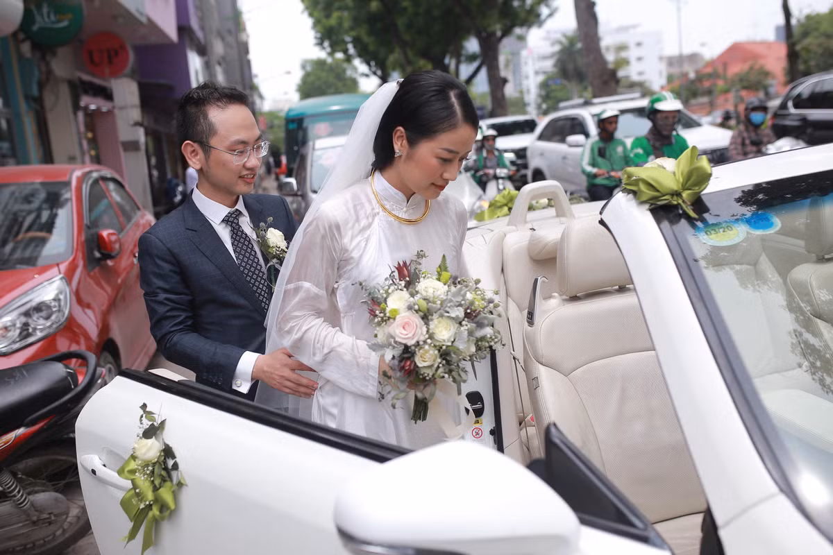 Sau lễ tại nhà gái, cặp đôi lên xe về Nam Định quê chú rể để ra mắt họ nhà trai.