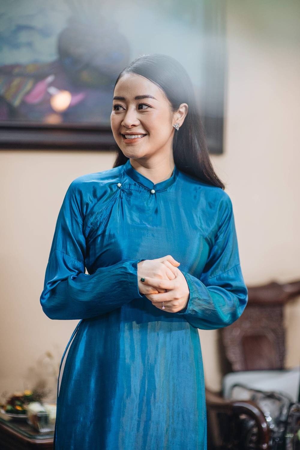 Trong ngày trọng đại của bản thân, MC Phí Linh xuất hiện trong trang phục áo dài truyền thống. Cô để mái tóc suôn dài giản dị, nền nã, thay 2 bộ áo dài. Được biết 2 bộ áo dài này đều được lấy cảm hứng từ áo dài Hà Nội những năm 30, liền vai, trên nền lụa trơn Hà Đông của NTK Vũ Việt Hà.