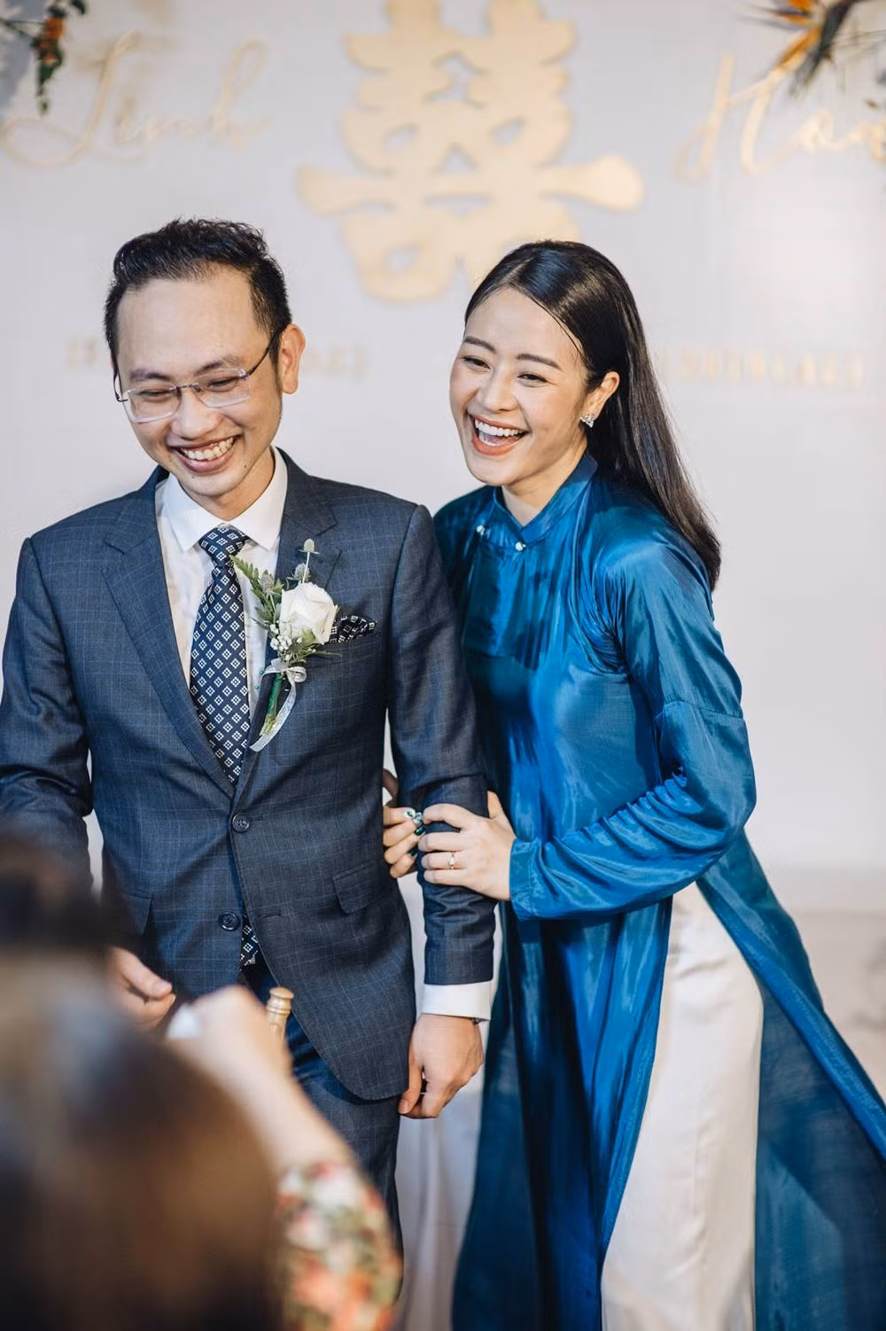 Trong khi đó, Phí Linh khi còn là cô bé 4 tuổi đã xuất hiện trên truyền hình để đọc thơ và hát. Nữ MC sở hữu nét đẹp hiện đại, cá tính cùng nụ cười rạng rỡ. Giải Á quân trong cuộc thi Cầu Vồng lĩnh vực MC 2012 là bệ phóng giúp Phí Linh theo đuổi công việc dẫn chương trình truyền hình. MC sinh năm 1989 thể hiện được sự sắc sảo, thông minh của mình khi dẫn các chương trình: Thay đổi cuộc sống, Muôn màu showbiz, Thần tượng Bolero 2017 và mới đây là The Face và The Voice.